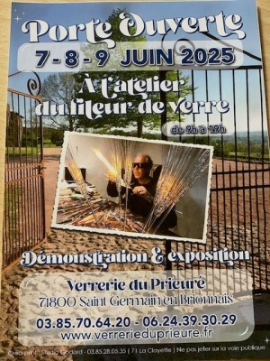 Porte ouverte de l'atelier du fileur de verre