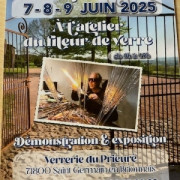 Porte ouverte de l'atelier du fileur de verre