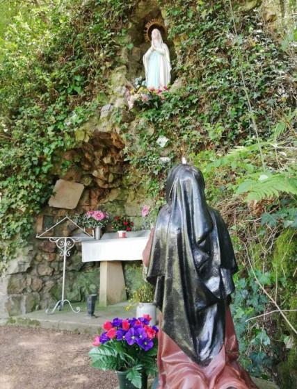 Reconstitution de la grotte de Lourdes 